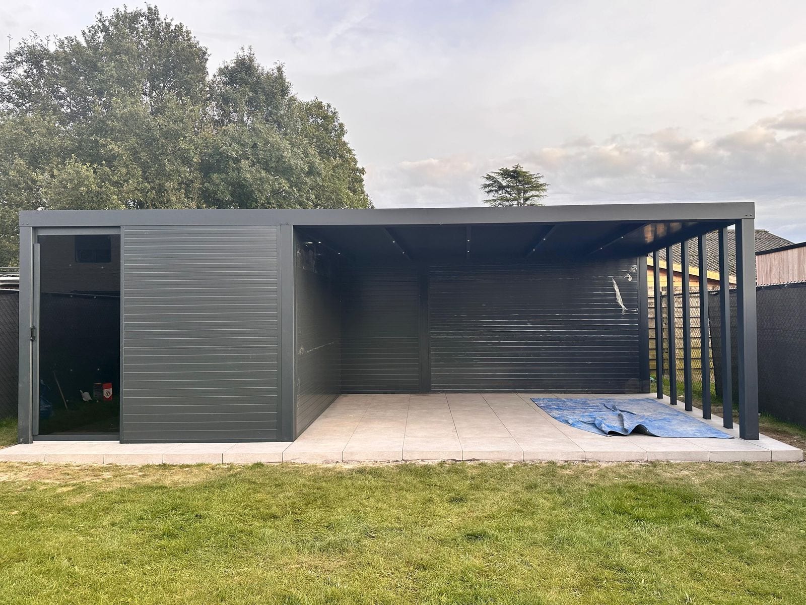 Antraciet carport met berging