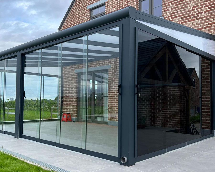Glazen schuifwand bij tuinkamer