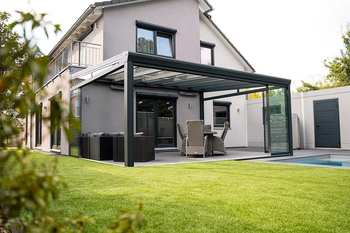 Moderne veranda met tuin en terras